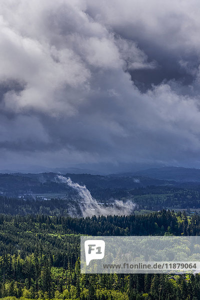 Wolken verdunkeln die Landschaft von Nord-Oregon; Astoria  Oregon  Vereinigte Staaten von Amerika'.
