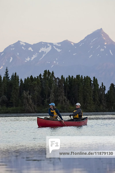 Ein Paar beim Kanufahren auf dem Stone Step Lake; Homer  Alaska  Vereinigte Staaten von Amerika'.