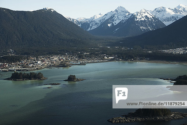 Sitka Sound  mit trübem Wasser von Heringsmilch; Alaska  Vereinigte Staaten von Amerika'.