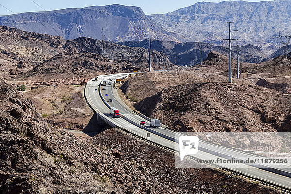 Der Arizona Freeway überquert gerade die Grenze von Nevada nach Arizona in der Nähe des Hoover-Staudamms und führt durch das Bergland; Arizona  Vereinigte Staaten von Amerika'.