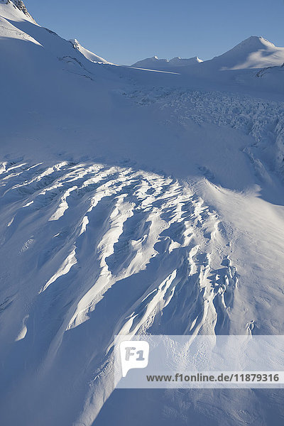 Verwehungsmuster in der Schneeoberfläche in den Kenai-Bergen; Alaska,  Vereinigte Staaten von Amerika'.