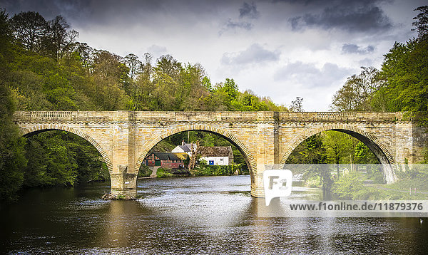 Prebends Bridge  erbaut zwischen 1772 und 1778  ist eine von drei Steinbogenbrücken im Zentrum von Durham  England  die den Fluss Wear überqueren; Durham  Grafschaft Durham  England'