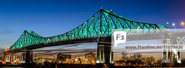 Jacque-Cartier-Brücke in der Abenddämmerung beleuchtet; Montreal  Quebec  Kanada'.