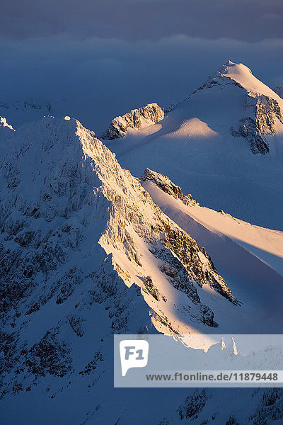 Ein schneebedeckter Berg  bedeckt von Schatten und Sonnenlicht  Kachemak Bay State Park; Alaska  Vereinigte Staaten von Amerika'.