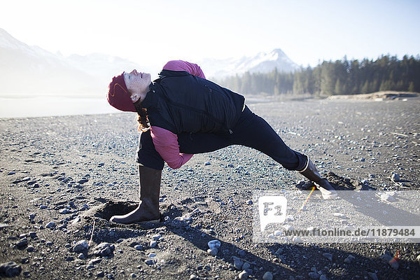 Eine Frau macht Yoga am Strand  Kenai-Halbinsel  Außenküste; Alaska  Vereinigte Staaten von Amerika