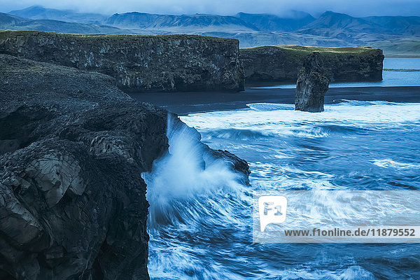 Große Wellen plätschern gegen die Klippen von Dryholaey,  Südisland; Island'.