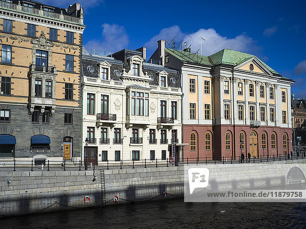 Bunte Gebäude entlang des Wassers; Stockholm  Schweden'.
