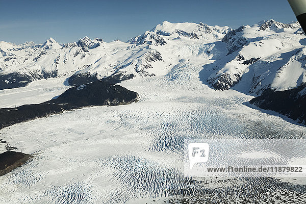 'Schneebedeckte Berge der Fairweather Range,  Glacier Bay National Park,  Golf von Alaska; Alaska,  Vereinigte Staaten von Amerika'.