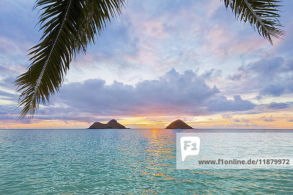 Schöner Sonnenaufgang am Lanikai Beach mit Blick auf die Makulua-Zwillingsinseln; Kailua  Oahu  Hawaii  Vereinigte Staaten von Amerika'.