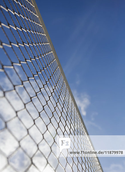 Niedriger Blickwinkel auf ein Volleyballnetz vor blauem Himmel mit Wolken; Honolulu  Oahu  Hawaii  Vereinigte Staaten von Amerika'.