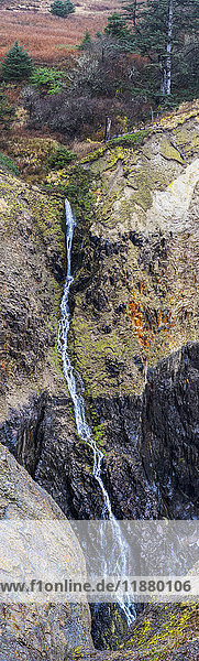 Ein schlanker Wasserfall stürzt die Klippen über dem Devil's Cauldron hinunter; Manzanita  Oregon  Vereinigte Staaten von Amerika'.