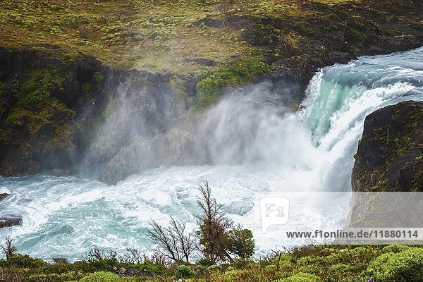 Großer Wasserfall (Salto Grande) im Nationalpark Torres del Paine im chilenischen Patagonien; Torres del Paine  Magallanes  Chile'.