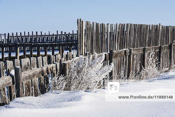Holzzäune im Schnee mit blauem Himmel; Alberta  Kanada'.