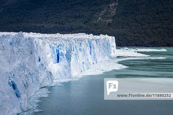 Perito-Moreno-Gletscher im Nationalpark Los Glaciares im argentinischen Patagonien  nahe El Calafate; El Calafate  Provinz Santa Cruz  Argentinien'.