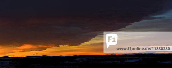 Dramatisch leuchtende Chinook-Wolkenformation bei Sonnenaufgang; Calgary  Alberta  Kanada'.