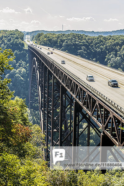 Die New River Gorge Bridge  eine 3.030 Fuß lange Stahlbogenbrücke über die New River Gorge in der Nähe von Fayetteville in den Appalachen im Osten der Vereinigten Staaten; West Virginia  Vereinigte Staaten von Amerika