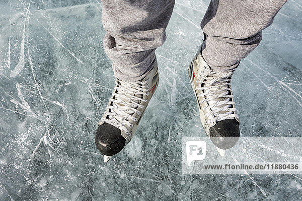 Hochformatige Ansicht und Nahaufnahme von Eishockey-Schlittschuhen auf dem Eis; Calgary  Alberta  Kanada'.
