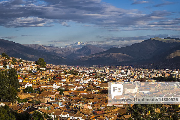 Cusco Peru mit dem Berg Oongate in der Ferne; Cusco  Region Cusco  Peru'.