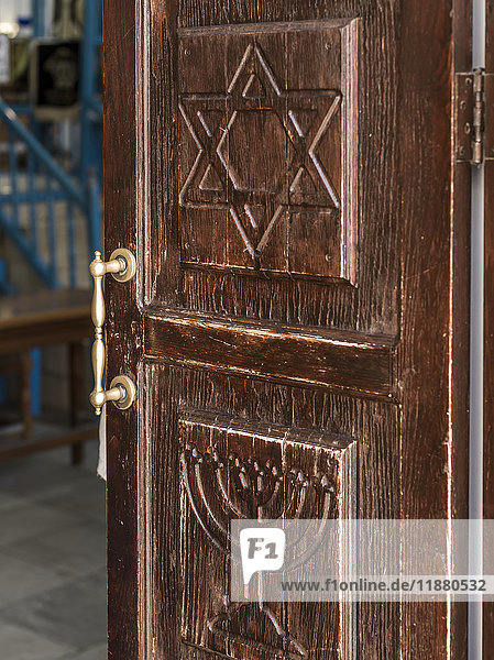 Holztür mit geschnitztem Davidstern und Menora in einer der historischen Synagogen der Stadt  Beit Knesset Abuhav; Safed  Galiläa  Israel'.