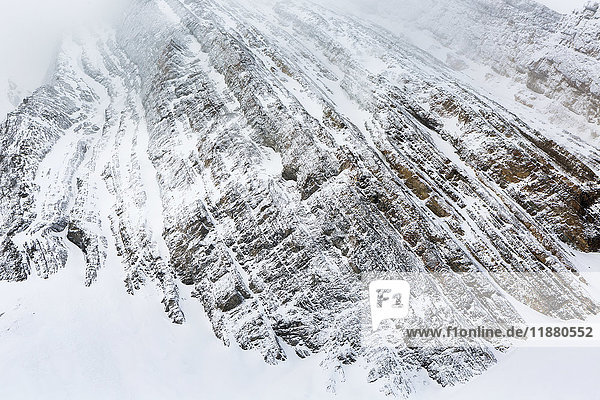 Nahaufnahme einer schneebedeckten Bergwand mit Linienmuster einer Felsformation; Kananaskis Country  Alberta  Kanada'.