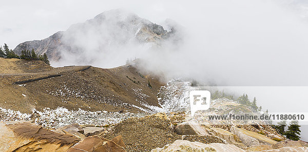 Ein Aussichtspunkt vom Gipfel des Berges zeigt die Wanderwege zum nächsten Gipfel durch die Wolken im Kicking Horse Mountain Resort; Golden  British Columbia  Kanada'.