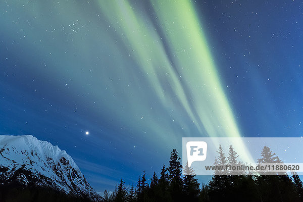 Schwache grüne Aurora Borealis tanzt über den Kenai Mountains  Moose Pass  Kenai Peninsula  Süd-Zentral-Alaska; Alaska  Vereinigte Staaten von Amerika'.
