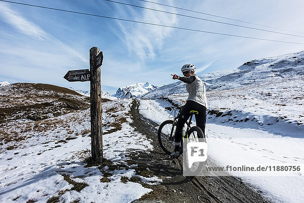 Mountainbiking in den Penninischen Alpen  in der Nähe von Zermatt; Wallis  Schweiz'.