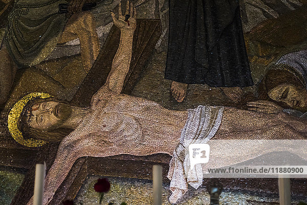 Mosaikdarstellung des Leichnams Christi  der nach seinem Tod zubereitet wird  Grabeskirche; Jerusalem  Israel'.