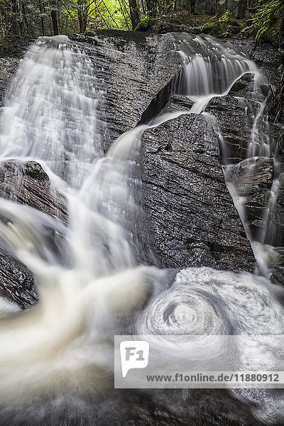 Ein Wasserfall  der über Felsen in einem Wald stürzt; Middle Sackville  Nova Scotia  Kanada'.