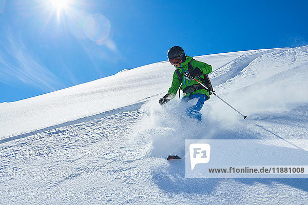 Jungen Skifahren  Hintertux  Tirol  Österreich
