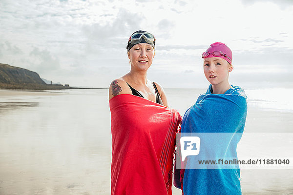 Mutter und Tochter stehen mit Schals am Strand  Folkestone  UK