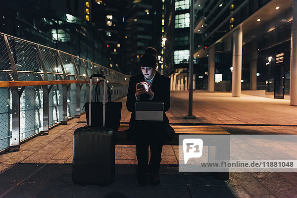 Geschäftsfrau mit Trolley-Gepäck mit digitalem Tablett  Mailand  Italien