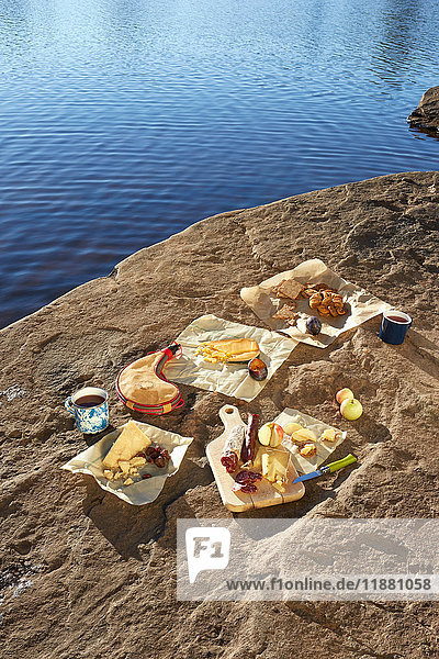 Auswahl an Käsesorten  auf Felsen arrangiert  neben dem See  Colgate Lake Wild Forest  Catskill Park  New York State  USA