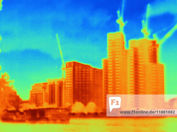 Wärmebildaufnahme von Wolkenkratzern und Baukränen  London  UK