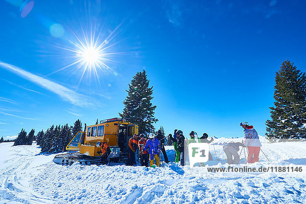 Männliche und weibliche Skifahrer auf der Skipiste mit dem Schneetrainer  Aspen  Colorado  USA