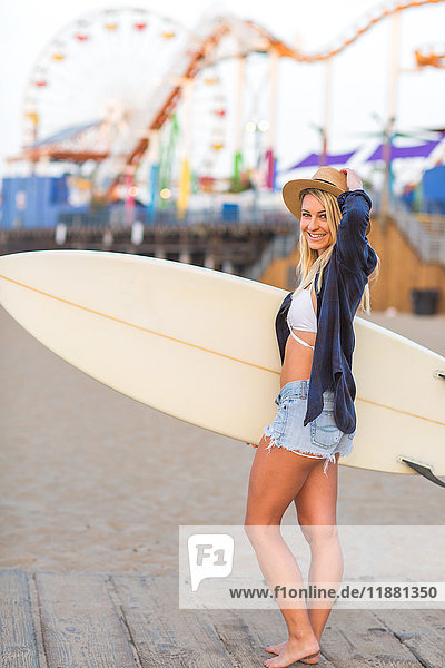 Porträt einer jungen Surferin im Vergnügungspark am Strand  Santa Monica  Kalifornien  USA