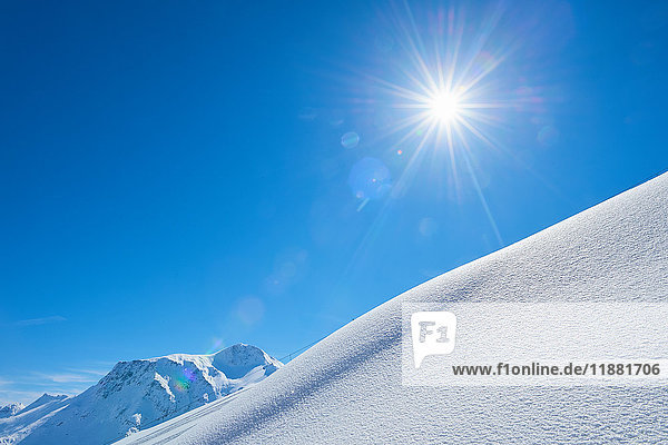 Schneebedeckter Hang mit Sonnenschein  Hintertux  Tirol  Österreich