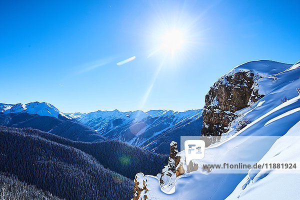 Sonnenverwöhnte Landschaft mit schneebedeckten Bergen  Aspen  Colorado  USA
