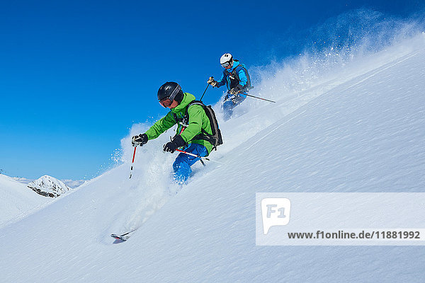 Vater und Sohn im Skiurlaub  Hintertux  Tirol  Österreich