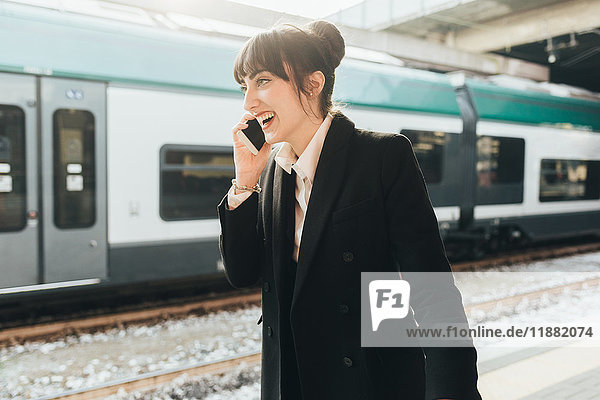 Geschäftsfrau benutzt Mobiltelefon im Bahnhof  Mailand  Italien