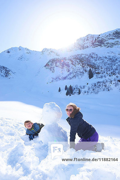 Geschwister und Schneemann  Hintertux  Tirol  Österreich