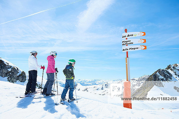 Mutter  Tochter und Sohn im Skiurlaub  Hintertux  Tirol  Österreich