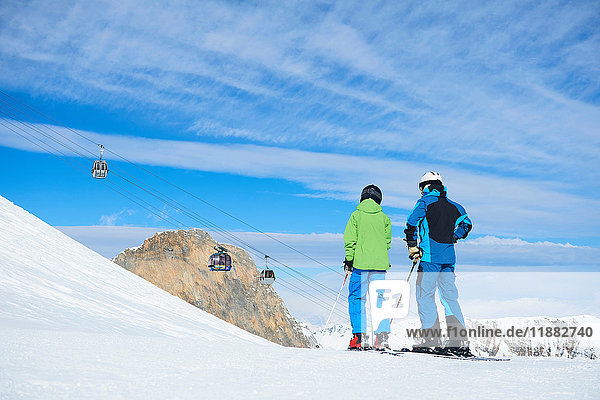 Vater und Sohn im Skiurlaub  Hintertux  Tirol  Österreich