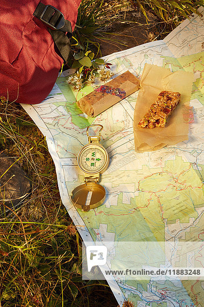 Karte  Kompass und Energieriegel auf Gras  Nahaufnahme  Colgate Lake Wild Forest  Catskill Park  Bundesstaat New York  USA