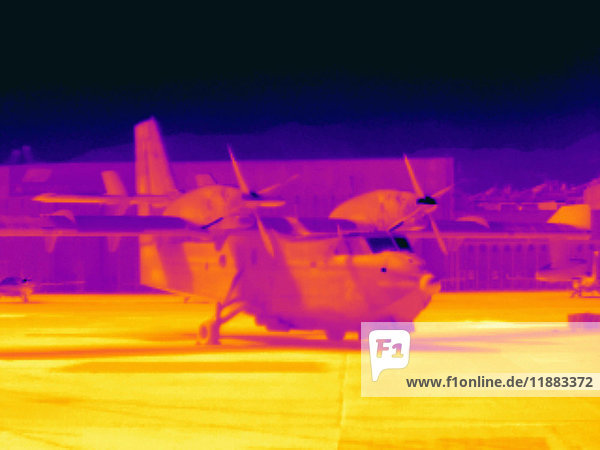 Wärmebild eines Flugzeugs auf der Landebahn