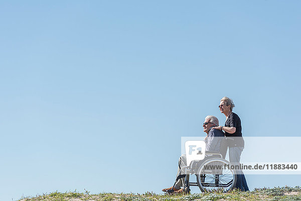 Ältere Frau schiebt Ehemann im Rollstuhl auf Dünen  Playa del Ray  Kalifornien  USA