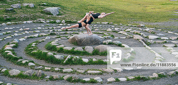 Akrobaten auf Stein-Arrangement  Bainbridge  Washington  USA