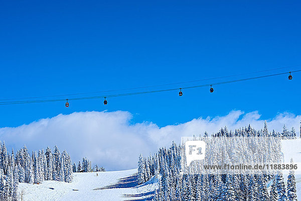 Seilbahn über schneebedeckte Berge und blauen Himmel  Aspen  Colorado  USA