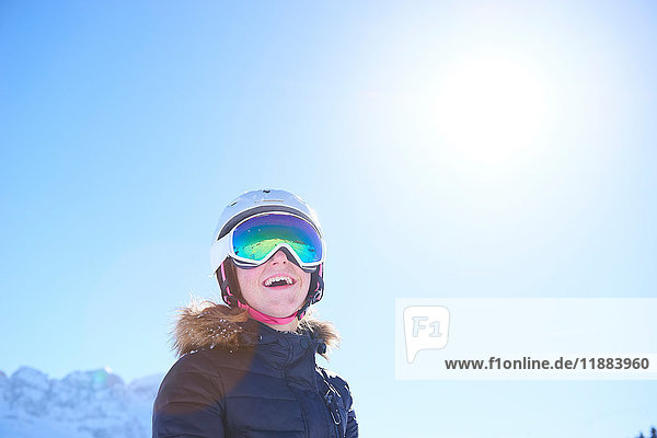 Mädchen begeistert  Spaß am Skiurlaub  Hintertux  Tirol  Österreich
