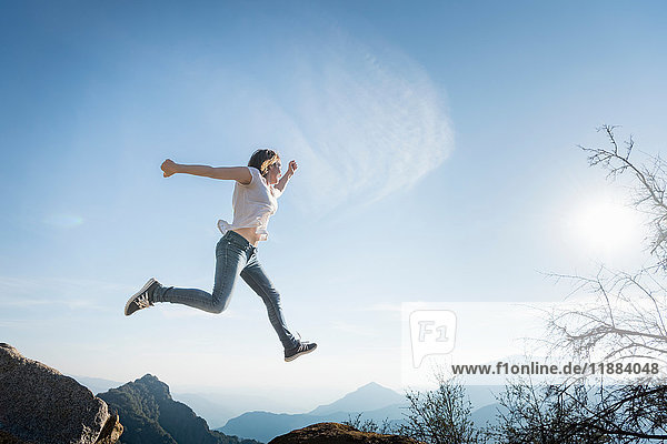 Frau springt  blauer Himmel im Hintergrund  Sequoia-Nationalpark  Kalifornien  USA